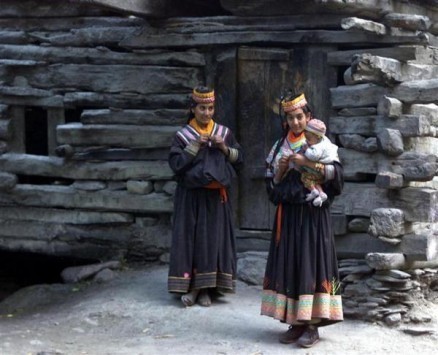 http://www.newsit.gr/files/Image/2015/06/02/resized/kalash-women_438_355.jpg