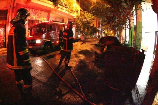 Επίθεση με μολότοφ στα γραφεία του ΠΑΣΟΚ και σε βαν της ΕΡΤ - Απείλησαν δημοσιογράφους με κοντάρια Επίθεση με μολότοφ στα γραφεία του ΠΑΣΟΚ και σε βαν της ΕΡΤ - Απείλησαν δημοσιογράφους με κοντάρια