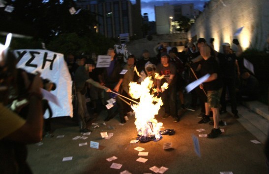 Συγκλονιστικό βίντεο! Διαδηλωτές δέρνουν αντιεξουσιαστή στο Σύνταγμα