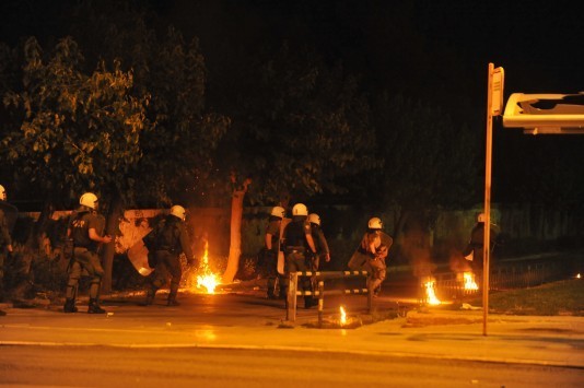 Επεισόδια στα Εξάρχεια - Μολότοφ σε διμοιρίες των ΜΑΤ