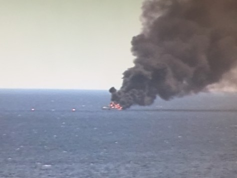 Στις φλόγες θαλαμηγός με 10 επιβάτες στα ανοικτά του Πειραιά! ΦΩΤΟ & VIDEOS