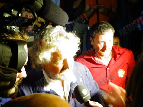 beppe-grillo-contestato-atene-piazza-syntagma