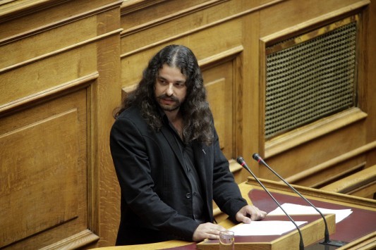 Μπαρμπαρούσης: Βγήκε για τσιγάρο και τον έκραξαν! - Βίντεο