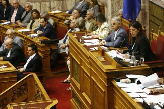 Ξεκίνησε η συζήτηση στην Ολομέλεια της Βουλής - Στο προεδρείο η Ζωή Κωνσταντοπούλου - Το τελεσίγραφο Τσίπρα στους `αντάρτες`