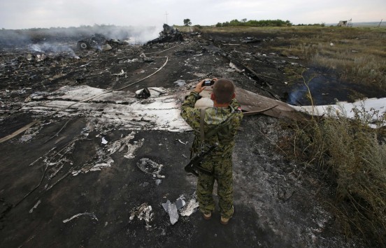Malaysia Airlines: Βίντεο δείχνει την λεηλασία λίγα λεπτά μετά την πτώση του αεροπλάνου στην Ουκρανία