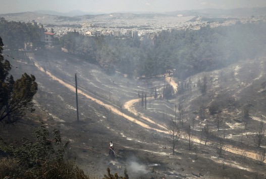 Φωτιά στον Υμηττό: Εικόνες της πυρκαγιάς που κόβουν την ανάσα