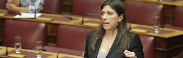 Mε την αρχηγική της εμφάνιση η Ζωή Κωνσταντοπούλου προκαλεί τον Τσίπρα να τη διαγράψει - Τον καταγγέλλει για εκτροπή