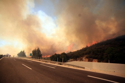 Κόρινθος: Σε εξέλιξη η φωτιά - Δόθηκε στην κυκλοφορία η εθνική οδός που είχε κλείσει!