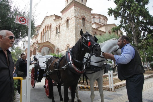 Πλήθος κόσμου και συγκίνηση στο τελευταίο αντίο στον Κώστα Βίρβο!