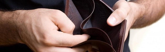 Μνημόνιο: Φόροι χωρίς έλεος για μικρομεσαίους, ελεύθερους επαγγελματίες, αγρότες – Μειώνεται το ακατάσχετο μισθών και συντάξεων