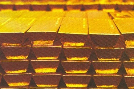 `Χρυσή` βουτιά! 16χρονη βρήκε στο βυθό ράβδο χρυσού αξίας 16.000 ευρώ!