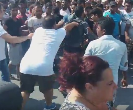 Κως: Η στιγμή της επίθεσης οδηγού σε μετανάστες - Δείτε το βίντεο!
