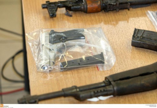 Έφοδος της Αντιτρομοκρατικής σε σπίτι με πολεμικά όπλα στην Κοζάνη Έφοδος της Αντιτρομοκρατικής σε σπίτι με πολεμικά όπλα στην Κοζάνη