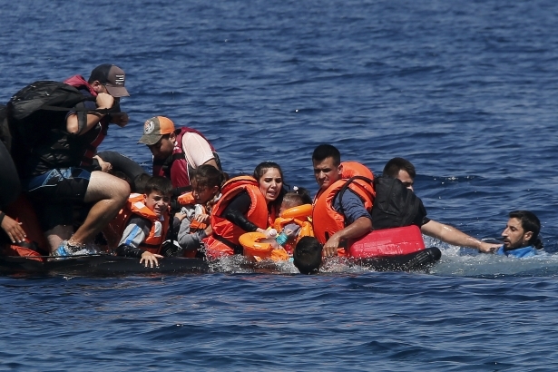 Η βάρκα βουλιάζει και μια γυναίκα προσπαθεί να κρατήσει τα παιδιά - ΦΩΤΟ REUTERS