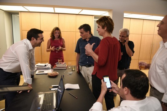 Αποτελέσματα εκλογών 2015: Δείτε τον Αλέξη Τσίπρα στην Κουμουνδούρου λίγο μετά την ανακοίνωση των exit polls - Φωτογραφίες