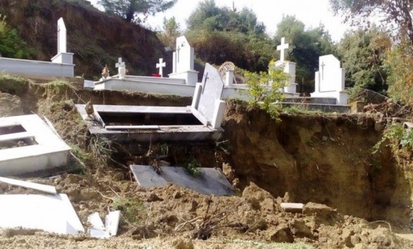 Άνοιξαν οι τάφοι στην Κέρκυρα από την κακοκαιρία - ΦΩΤΟ