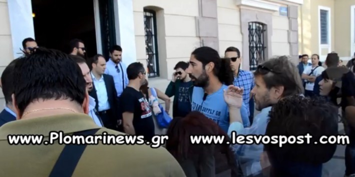 Επεισόδιο με δημοσιογράφους και τους άντρες ασφαλείας του πρωθυπουργού - Τσίπρας: `Με τέτοια συμπεριφορά δεν θα μπεις μέσα` - ΒΙΝΤΕΟ