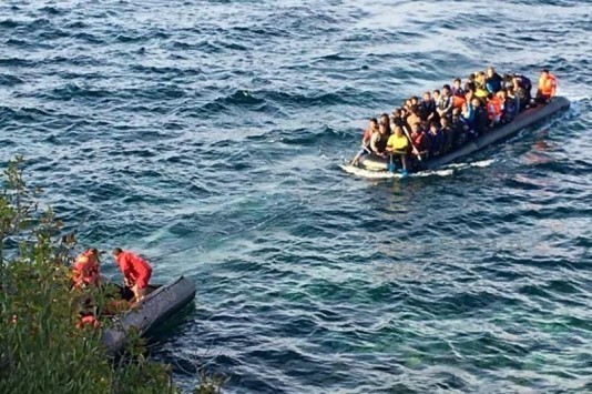 Κουκουλοφόροι με ταχύπλοο επιτέθηκαν εν πλω σε φουσκωτές βάρκες με πρόσφυγες!