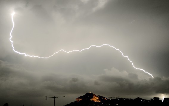 Επικίνδυνα καιρικά φαινόμενα - Θυελλώδεις άνεμοι και `τσουχτερό` κρύο - Δεμένα τα πλοία στα λιμάνια