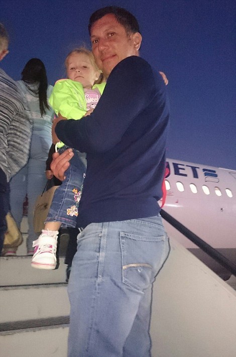 Ο Yury Shein και η κορούλα του Anastasia τη στιγμή που επιβιβάζονται στο μοιραίο Airbus