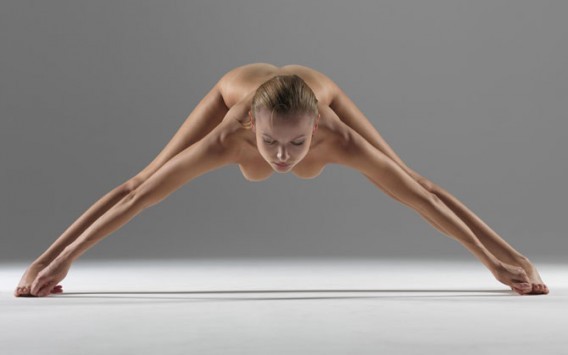 Φωτογραφίζει την ολόγυμνη γυναίκα του να κάνει yoga! Δείτε αν αντέχετε!