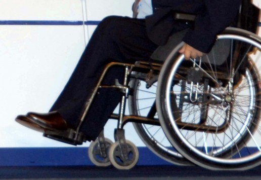 Πάτρα: Απειλούν με απόλυση ανάπηρο καθηγητή - Τον στέλνουν σε σχολείο που δεν έχει πρόσβαση για ΑμεΑ!