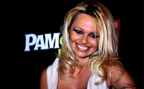 Η Pamela Anderson ολόγυμνη! Δείτε γιατί τα πέταξε όλα