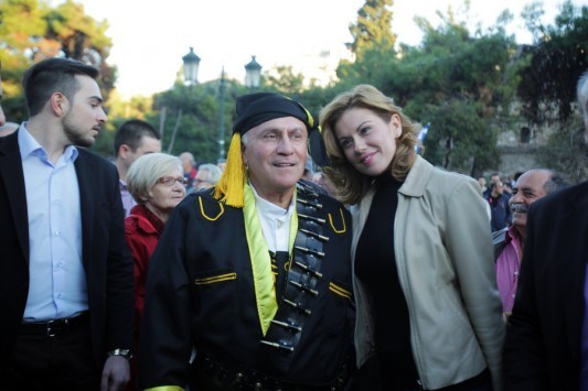 Ο... Πόντιος Ψωμιάδης ποζάρει μαζί με την Μανωλίδου στο συλλαλητήριο της Θεσσαλονίκης