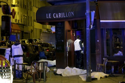 Λουτρό αίματος στο Παρίσι - Πάνω από 18 νεκροί σε μπαράζ επιθέσεων με καλάσνικοφ και εκρήξεις - Πληροφορίες για ομήρους σε συναυλία