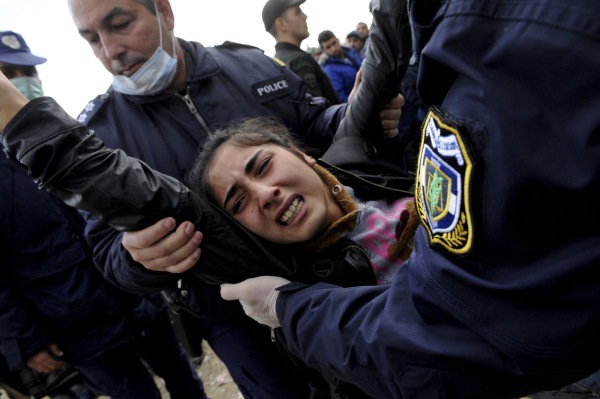 Αστυνομικοί σηκώνουν στον αέρα μια γυναίκα - ΦΩΤΟ REUTERS