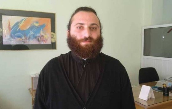 Πάτρα: Χαμός στο facebook με τον παπά που βλέπετε - Μαντέψτε τι κάνει τα βράδια (Φωτό)! Πάτρα: Χαμός στο facebook με τον παπά που βλέπετε - Μαντέψτε τι κάνει τα βράδια (Φωτό)!