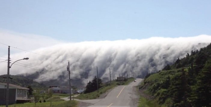 Τα σύννεφα που κατεβαίνουν σαν καταρράκτης από το βουνό! ΒΙΝΤΕΟ