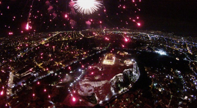 Πρωτοχρονιά 2016: Μαγική Ακρόπολη `λουσμένη` με πυροτεχνήματα! Εκπληκτικές φωτογραφίες Πρωτοχρονιά 2016: Μαγική Ακρόπολη `λουσμένη` με πυροτεχνήματα! Εκπληκτικές φωτογραφίες