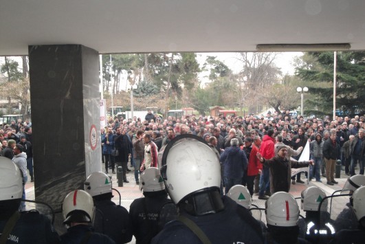 Αγρίεψαν οι αγρότες - Μπλόκα παντού - Κλείνουν την εθνική την Παρασκευή - Ξύλο και δακρυγόνα στην Κομοτηνή! Αγρίεψαν οι αγρότες - Μπλόκα παντού - Κλείνουν την εθνική την Παρασκευή - Ξύλο και δακρυγόνα στην Κομοτηνή!