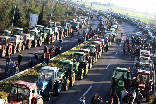 `Ναυάγιο` στη συνάντηση Κατρούγκαλου με τους αγρότες - Χιλιάδες τρακτέρ γεμίζουν τη χώρα - Ποιοί δρόμοι είναι κλειστοί