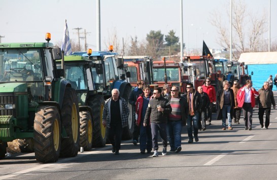 Μπλόκα Αγροτών: Απέκλεισαν τα γραφεία του ΟΓΑ στην Τρίπολη - Περισσότερα τρακτέρ στους δρόμους!
