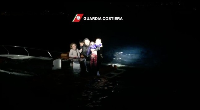 Σπαρακτικές εικόνες από το ναυάγιο της Σάμου με 26 νεκρούς (VIDEO) Σπαρακτικές εικόνες από το ναυάγιο της Σάμου με 26 νεκρούς (VIDEO)