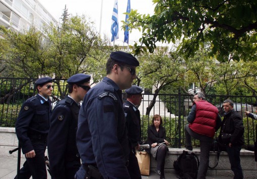 Διέλευση πεζών από την Ηρώδου Αττικού; Μόνο με face control! 