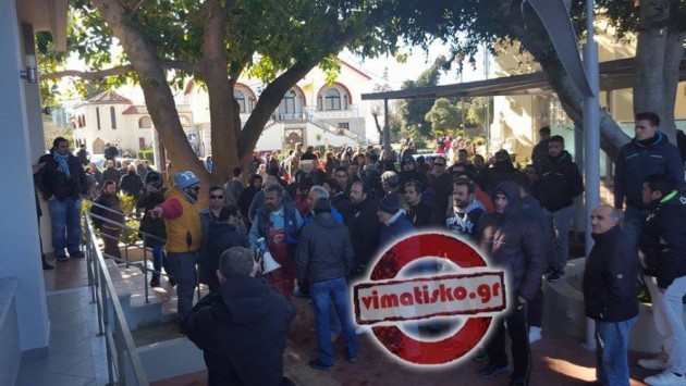 Κως: `Μπλόκο` και... κράξιμο σε βουλευτή του ΣΥΡΙΖΑ - `Ήρθε η ώρα να σφαχτείτε, αλήτες!` (ΒΙΝΤΕΟ)