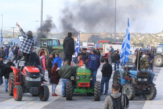 Τελεσίγραφο αγροτών στην κυβέρνηση για διάλογο - Νέοι αποκλεισμοί δρόμων και τελωνείων!