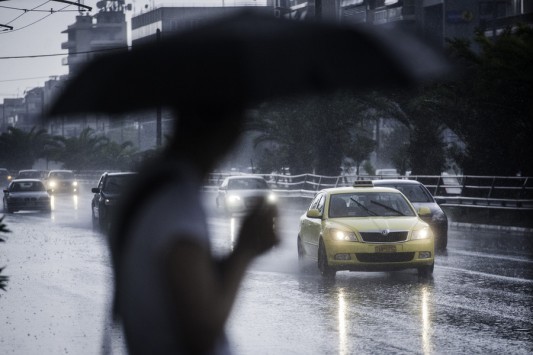 Καιρός: Διάλειμμα στο... καλοκαίρι με βροχές, καταιγίδες και σκόνη