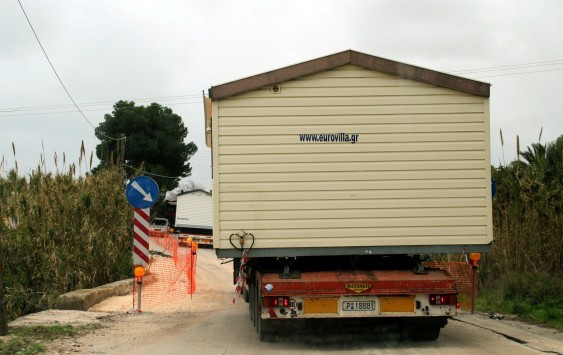 Μεταφέρουν με πλοία άρον άρον προκάτ σπίτια για τους πρόσφυγες στην Κω Μεταφέρουν με πλοία άρον άρον προκάτ σπίτια για τους πρόσφυγες στην Κω