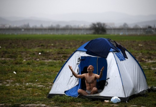 Ειδομένη: Απελπισμένοι και γυμνοί στα σκουπίδια και τις λάσπες - Νέες αποκαλυπτικές εικόνες από τον εφιάλτη των προσφύγων στα κλειστά σύνορα!