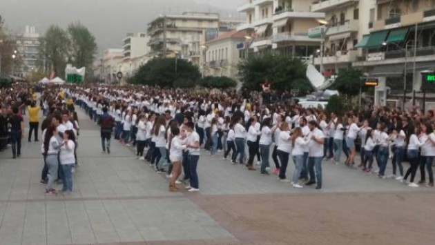 Καλαμάτα: Ρεκόρ Γκίνες με λάτιν χορό - Έγραψε ο συγχρονισμός 740 ατόμων (Βίντεο)!