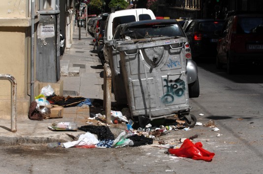Πάτρα: Ασύλληπτο! Βρήκε μέσα σε κάδο σκουπιδιών ένα 8χρονο κοριτσάκι - Χειροπέδες σε γονείς και γιαγιά!