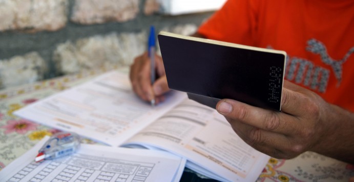 Φόροι: Έρχεται τσουνάμι! Φωτιά θα πάρει η βενζίνη και το πετρέλαιο κίνησης – Χαράτσι σε κινητά και tv, νέα αύξηση στα τσιγάρα