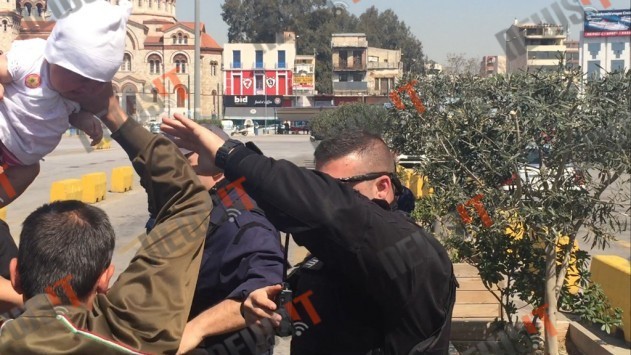Χάος στο λιμάνι του Πειραιά! Η ενημέρωση άναψε τα αίματα! Η στιγμή που πρόσφυγας προσπαθεί να πετάξει μωρό πάνω σε λιμενικό!