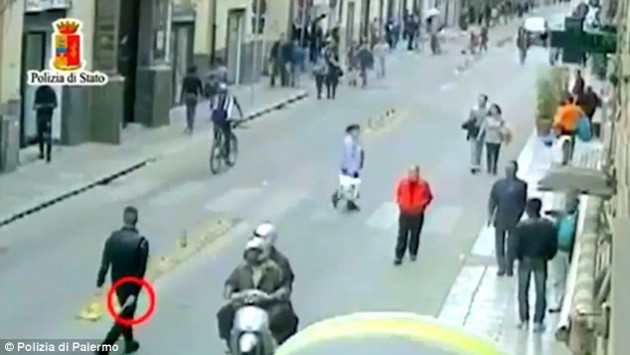 `Πόλεμος` της ιταλικής μαφίας με τους μετανάστες! Σοκαριστικό βίντεο