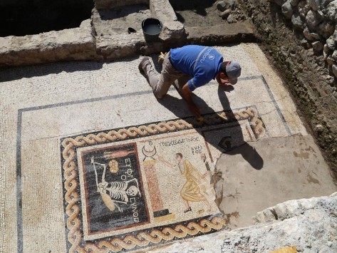 Εντυπωσιακή ανακάλυψη: Μωσαϊκό με σκελετό που... γλεντάει τη ζωή! (ΦΩΤΟ)