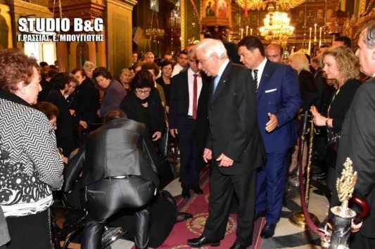 Ηλικιωμένη στο Άργος έπεσε στα πόδια του Παυλόπουλου - ΦΩΤΟ